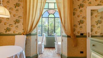 Tägliches inbegriffenes kontinentales Frühstück