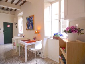 Full-size fridge, microwave, stovetop, coffee/tea maker - B&B Casa Alba (Lucca)