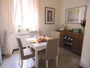 Full-sized fridge, microwave, stovetop, coffee/tea maker - B&B Casa Alba (Lucca)