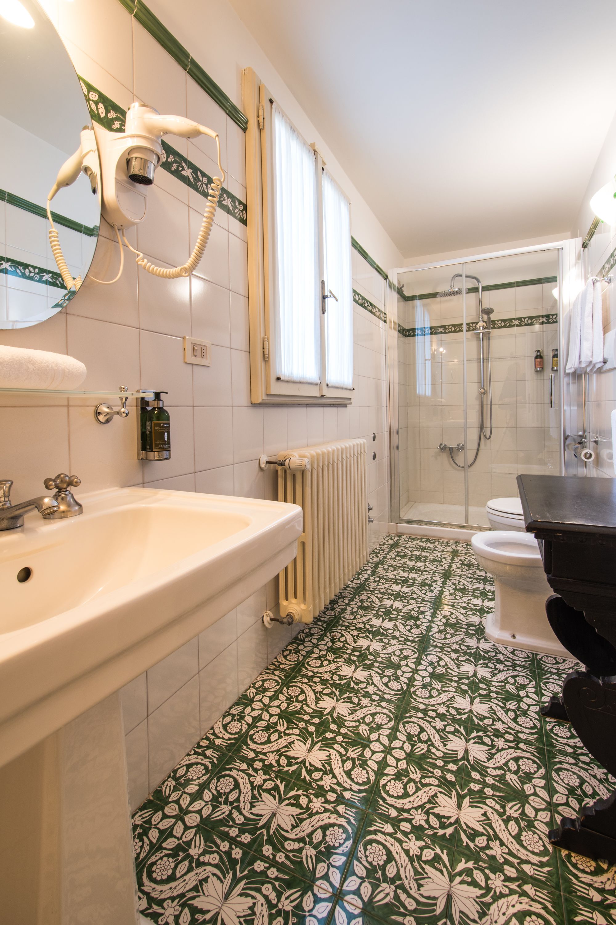 Ein Badezimmer mit Waschbecken, Toilette, Dusche und Spiegel.