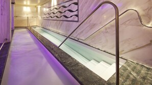 A marble-lined pool with a glass bottom, a metal handrail, and a wavy pattern on the wall. - Hotel Villa Undulna - Terme della Versilia (Montignoso)