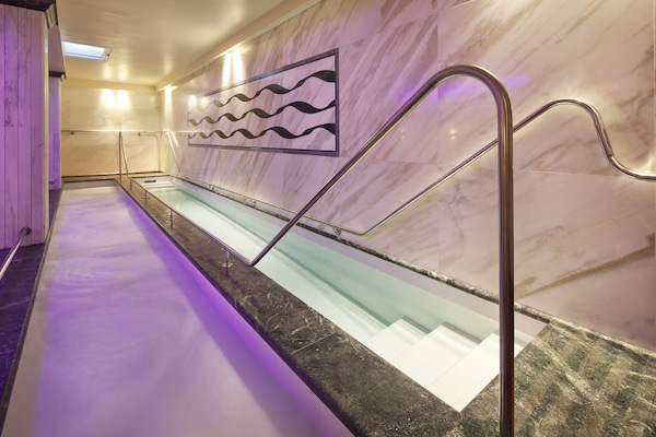 Couples treatment room(s), sauna, hot tub, steam room