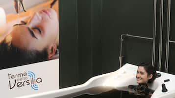 Couples treatment rooms, sauna, hot tub, steam room, Turkish bath