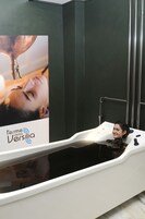 Salas de tratamiento para parejas, un sauna, una bañera de hidromasaje