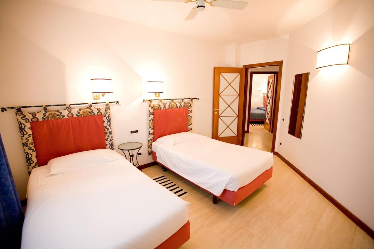 Departamento estándar, 2 habitaciones | Ropa de cama de alta calidad y caja de seguridad en la habitación