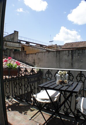 خزنة داخل الغرفة وأسرّة قابلة للطي وواي فاي مجانًا