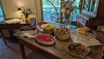 Petit déjeuner buffet (16.00 EUR par personne)