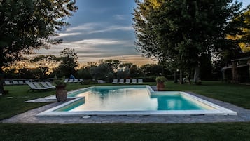 Piscina stagionale all'aperto, ombrelloni da piscina, lettini