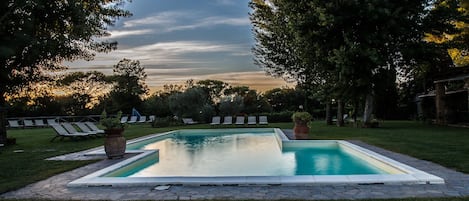 Piscina stagionale all'aperto, ombrelloni da piscina, lettini