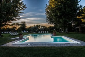 季節性室外游泳池，提供泳池遮陽傘和日光浴躺椅