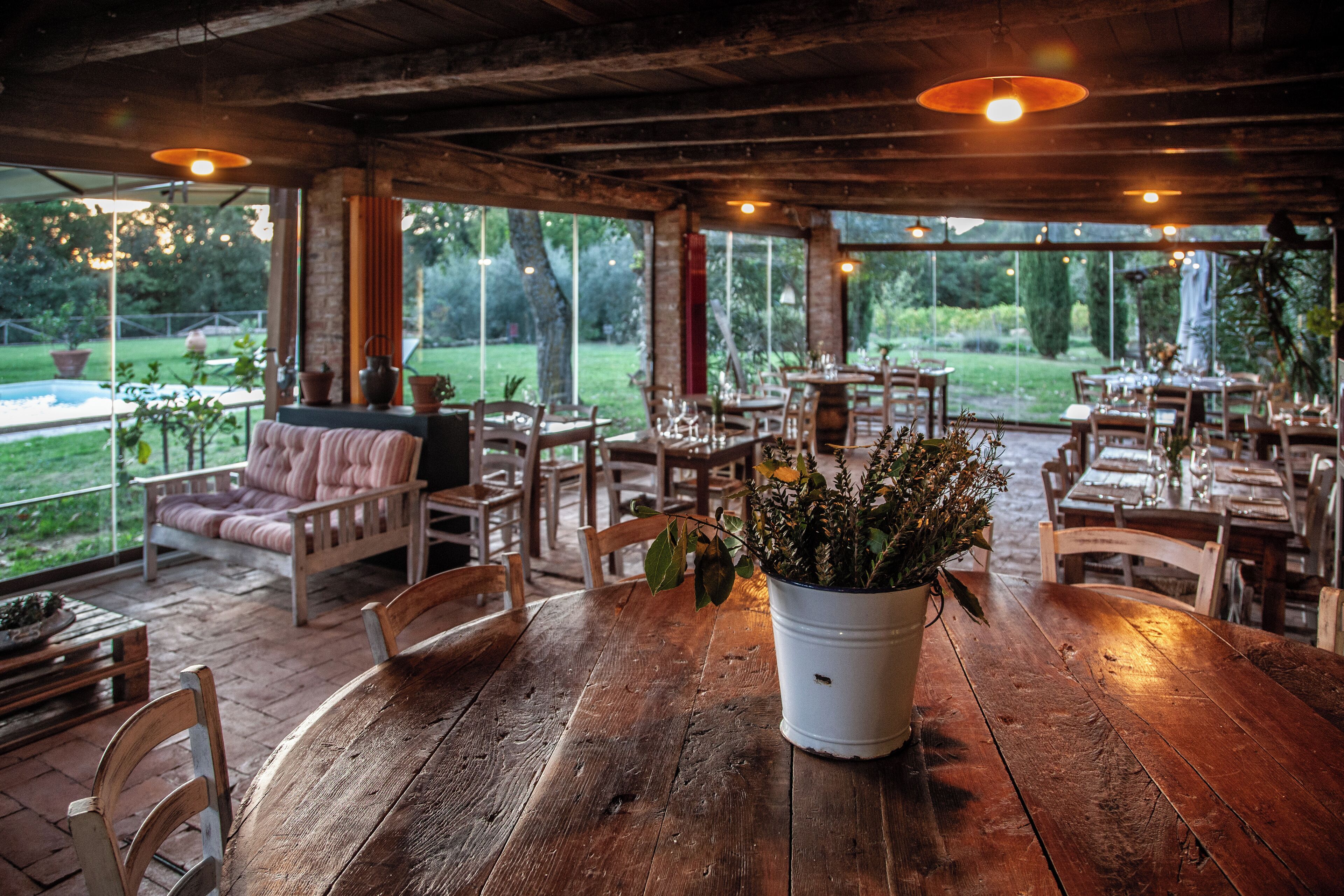 Se sirven desayunos, comidas y cocina italiana con vista a la alberca