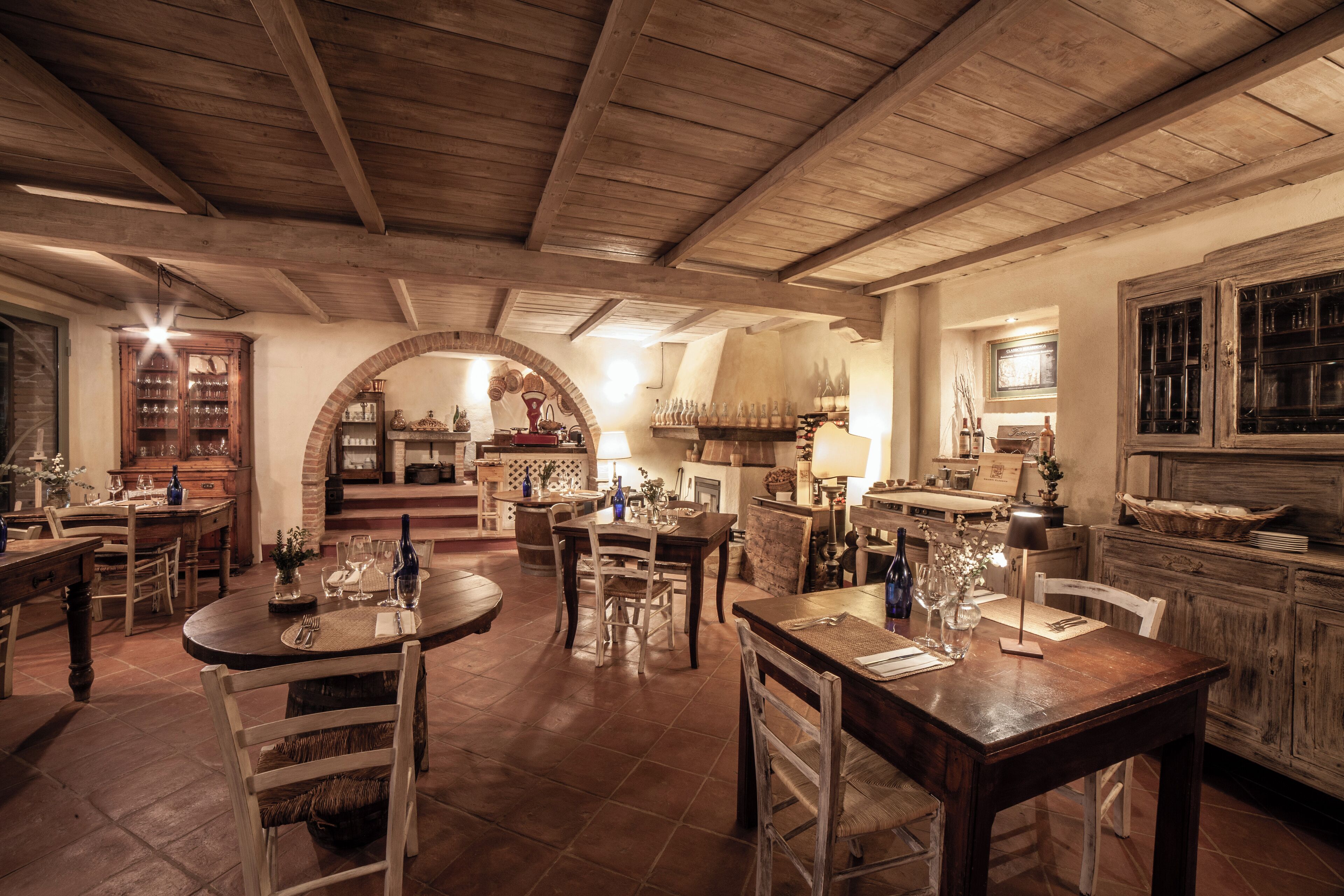 供應早餐、午餐和晚餐，義大利料理，游泳池景觀