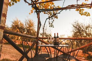 公寓, 1 間臥室, 葡萄園景觀 | 室外用餐 | 供應早餐、午餐和晚餐，義大利料理，游泳池景觀