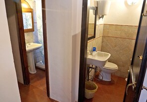 Basic Twin Room, 2 Bedrooms, Kitchenette, Courtyard View | Bathroom