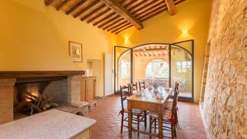 Apartamento, 3 quartos, cozinha americana, vista para o vinhedo | Opções para refeição no quarto