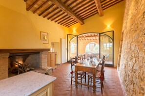 Appartement, 3 slaapkamers, kitchenette, uitzicht op wijngaard | Dineren op de kamer