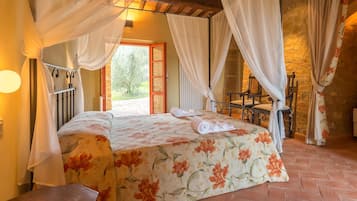 Deluxe-Apartment, 2Â Schlafzimmer, Kochnische, Blick auf den Weinberg | Schreibtisch, Babybetten, Zustellbetten, kostenloses WLAN