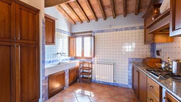 Refrigerador, microondas, parrilla de estufa y utensilios de cocina