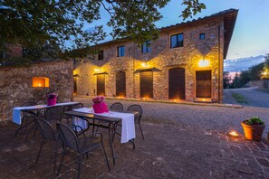 Courtyard - Tenuta di Monaciano (Castelnuovo Berardenga)