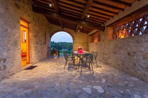 Deluxe appartement, 2 slaapkamers, kitchenette, uitzicht op wijngaard | Buiten dineren