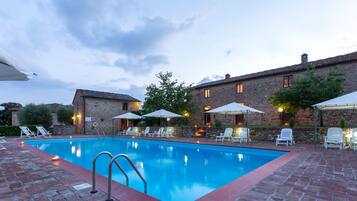 2 piscinas externas, espreguiçadeiras