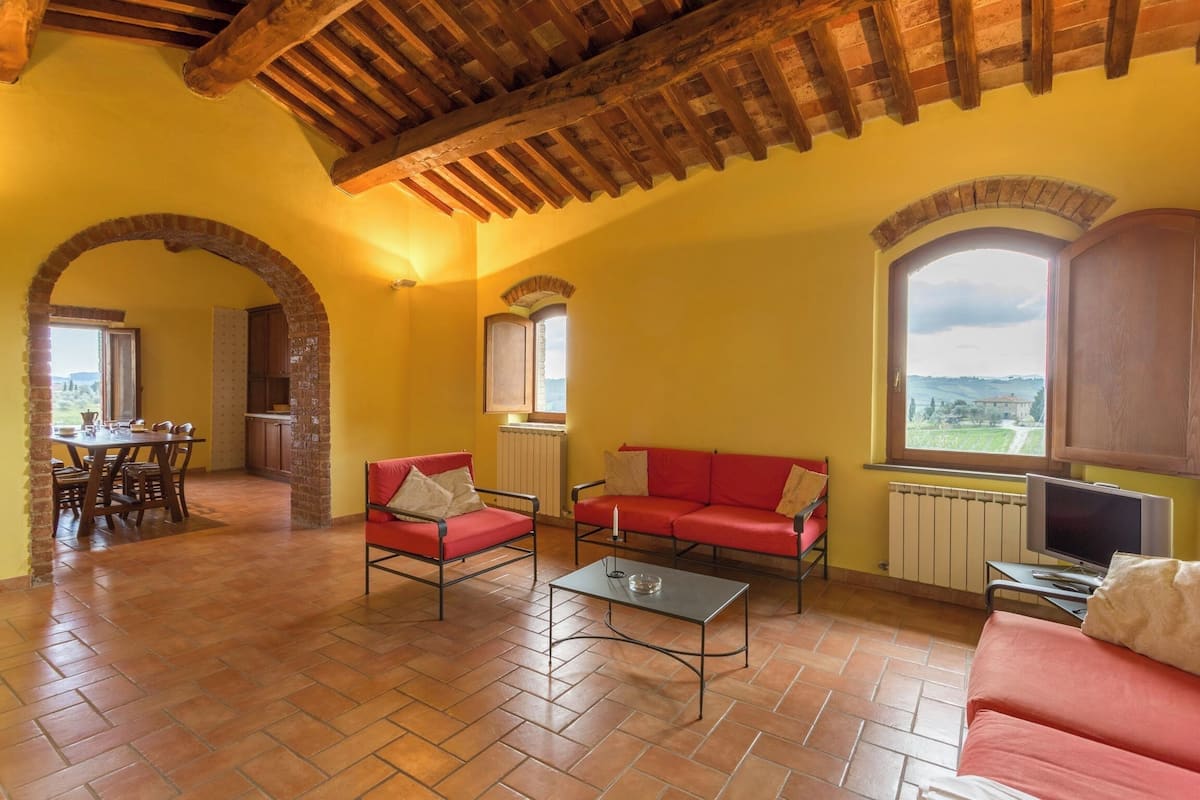 Superior Apartment, 4 Bedrooms, Kitchenette, Vineyard View | Living area