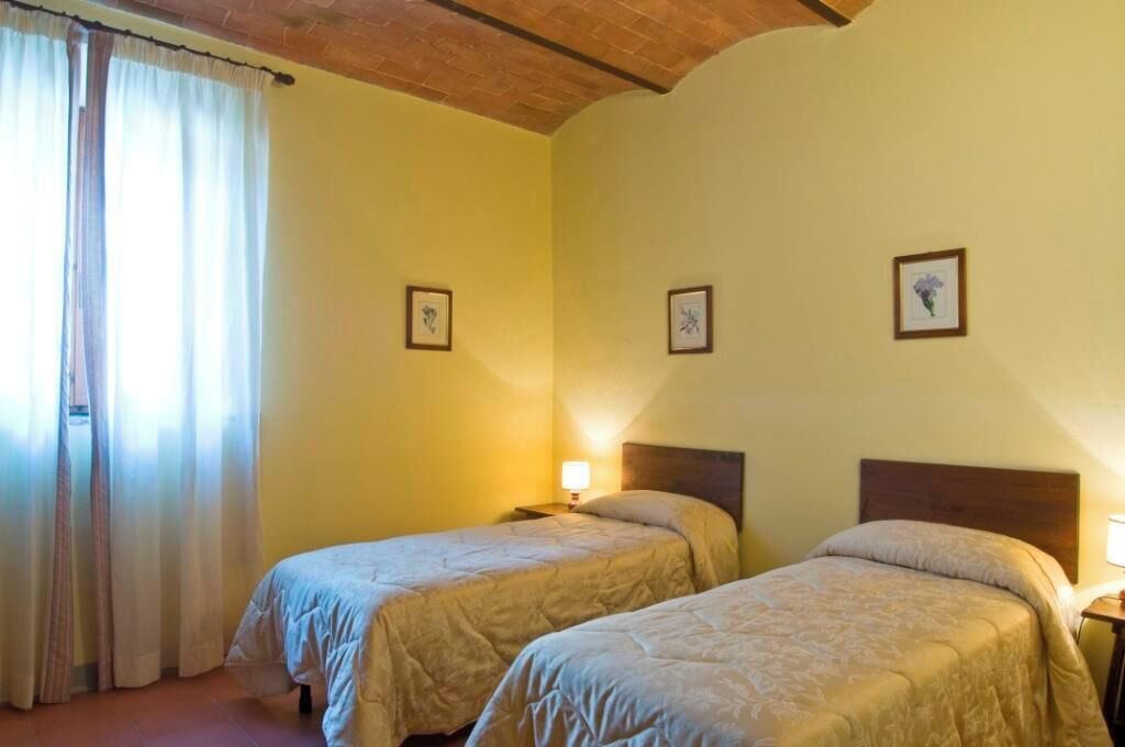 Meja kerja dan tempat tidur bayi (biaya tambahan)