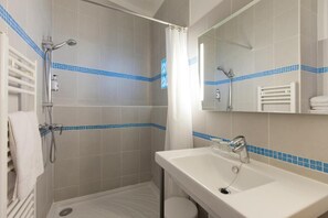 Shower, free toiletries, hair dryer, towels - Hotel le Nice Etoile (Nice)