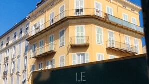 Un edificio con un gran letrero que dice "LE NICE ETOILE".
