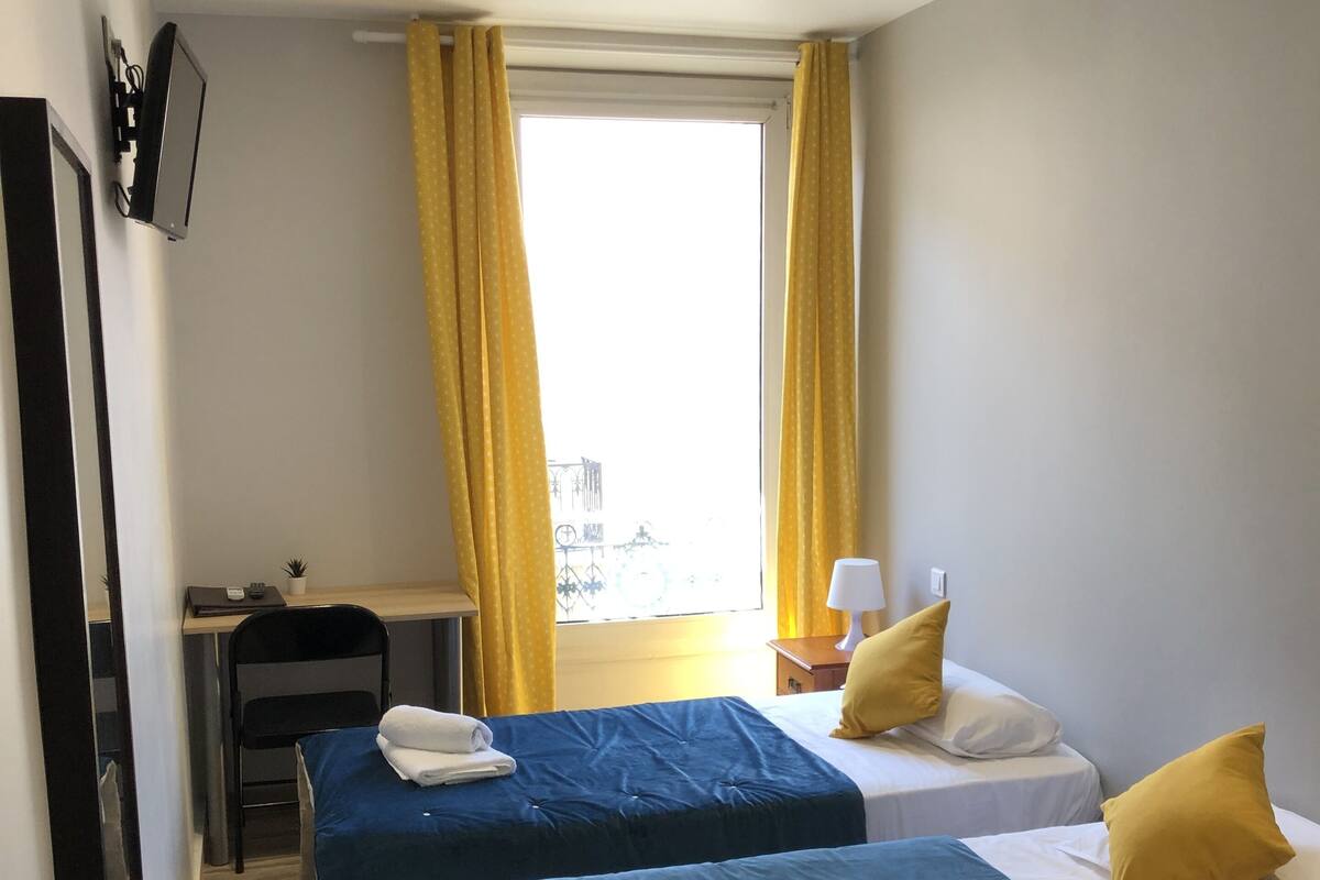 Quarto standard, 2 camas de solteiro | Cofres nos quartos, escrivaninha, quartos à prova de som, berços grátis