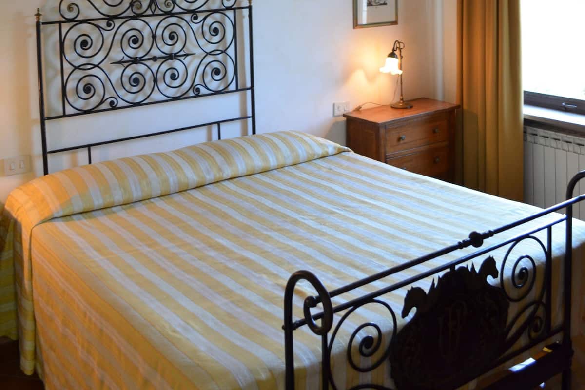 Eenvoudige tweepersoonskamer | Italiaanse Frette-lakens, luxe beddengoed, Select Comfort-bedden