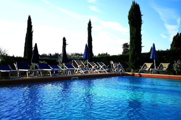 Bar en bord de piscine