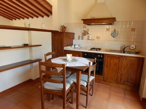 開放式客房, 庭院, 地面層 | 私人廚房 | 電冰箱、爐台、咖啡機/沖茶器、電熱水壺