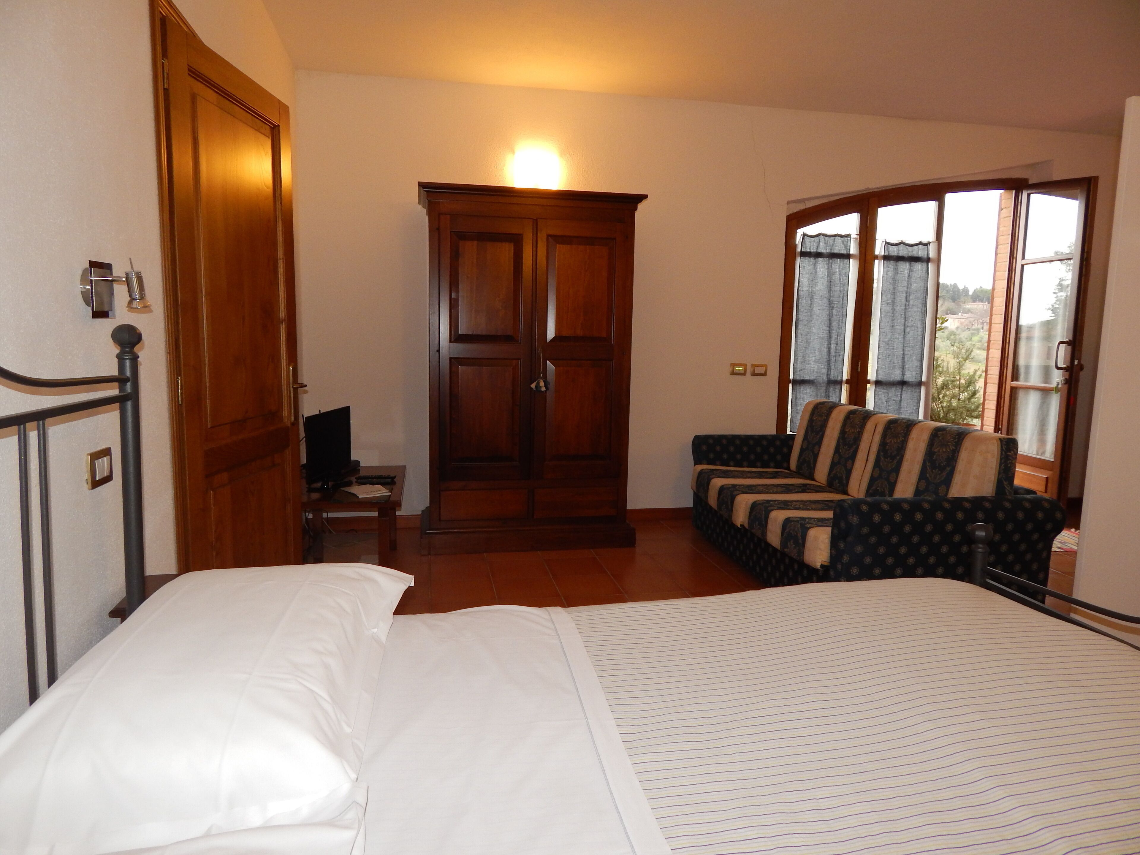 Monolocale, terrazzo | Lenzuola Frette, materassi a doppio strato, una cassaforte in camera