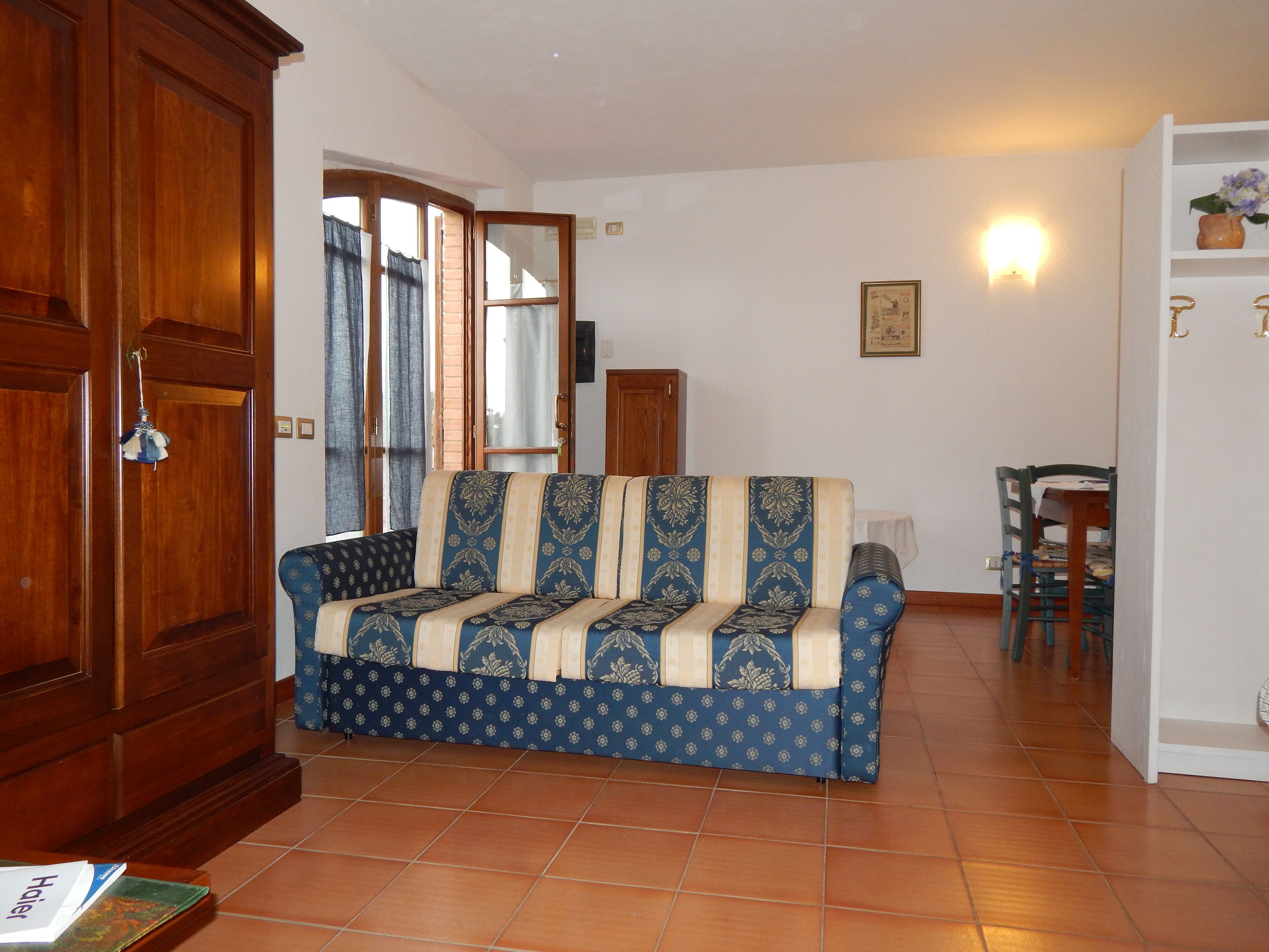 Monolocale, terrazzo | Area soggiorno | TV a schermo piatto