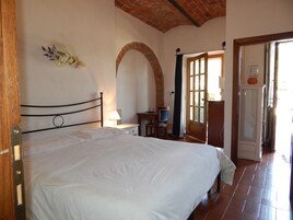 Apartamento, 1 habitación, patio (3 people) | Sábanas italianas Frette, colchones con acolchado adicional, caja fuerte