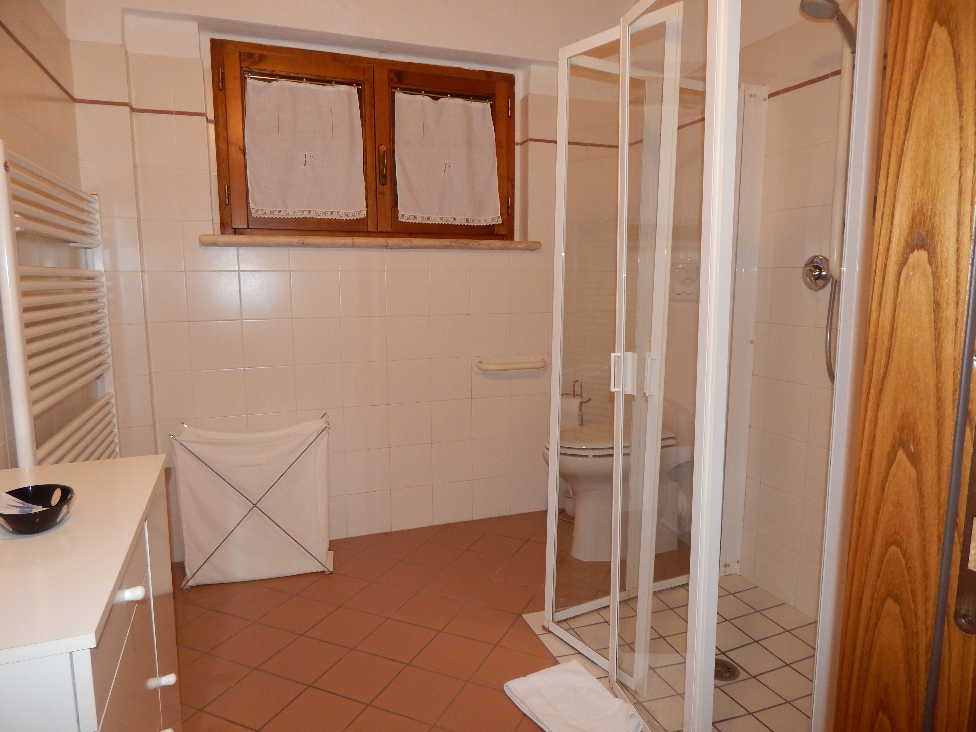 Ein Badezimmer mit Dusche, Toilette und Waschbecken.