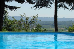 Seasonal outdoor pool, open 8:30 AM to 7:30 PM, pool umbrellas - Il Poderaccio (Siena)