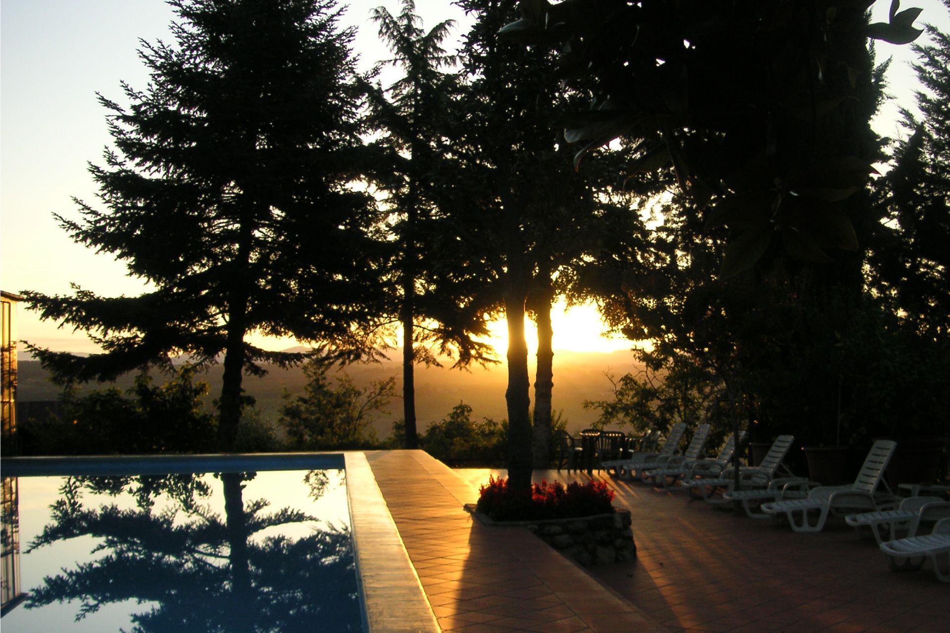 Piscina stagionale all'aperto, ombrelloni da piscina, lettini