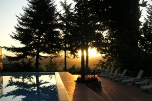 Seasonal outdoor pool, open 8:30 AM to 7:30 PM, pool umbrellas - Il Poderaccio (Siena)
