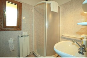 Apartment, 2 Bedrooms, Hill View | Bathroom | Deep soaking tub, hair dryer, bathrobes, bidet - Il Poderaccio (Siena)