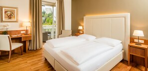 高档床上用品、羽绒被、迷你吧、客房内保险箱