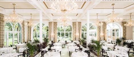 Petit déjeuner, déjeuner et dîner servis sur place, vue sur le jardin