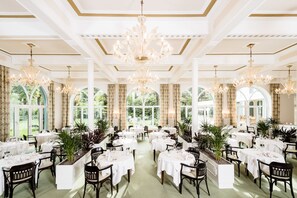 Frühstück, Mittagessen, internationale Küche, Blick auf den Garten