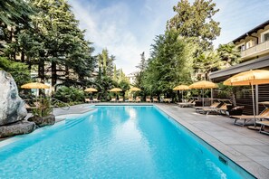 Piscina a l'aire lliure de temporada (horari: 07:00-19:00) i para-sols 