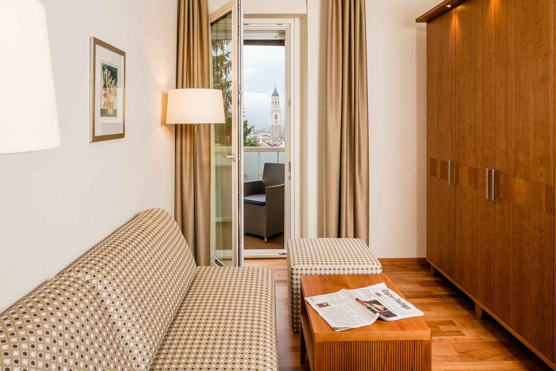 Een 22-inch lcd-televisie met satellietzenders en een televisie