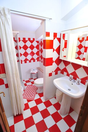 Chambre Double | Salle de bain | Articles de toilette gratuits, sèche-cheveux, serviettes fournies