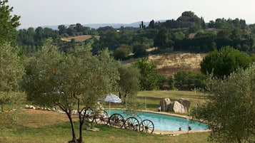 Piscina all'aperto, lettini