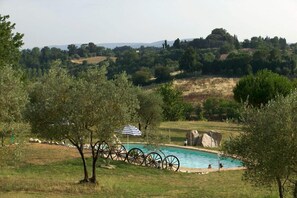 Outdoor pool, pool loungers - La Grotta di Montecchino (Siena)