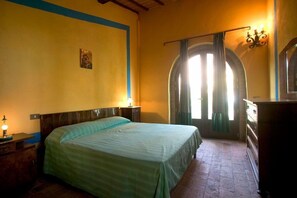 Schreibtisch, Verdunkelungsvorhänge, Bügeleisen/Bügelbrett, Babybetten